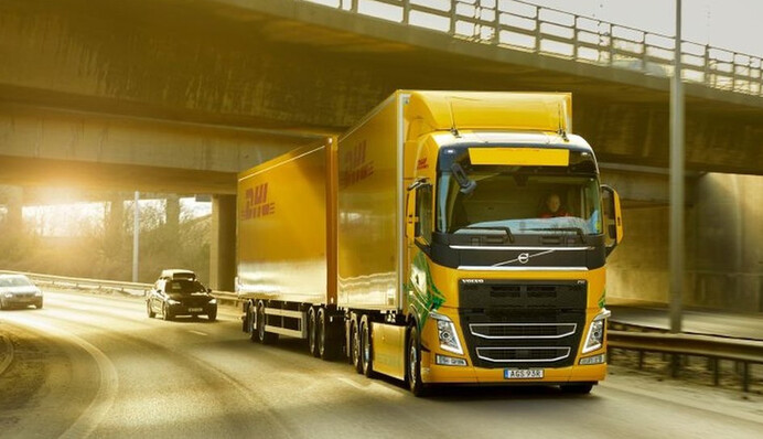 Водитель огромной фуры прославился благодаря ловкому трюку с чайным пакетиком - видео стало хитом