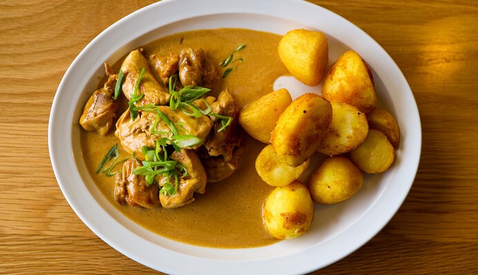 Як смачно приготувати молоду картоплю з м'ясом і зеленню: простий рецепт