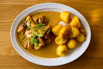 Як смачно приготувати молоду картоплю з м'ясом і зеленню: простий рецепт