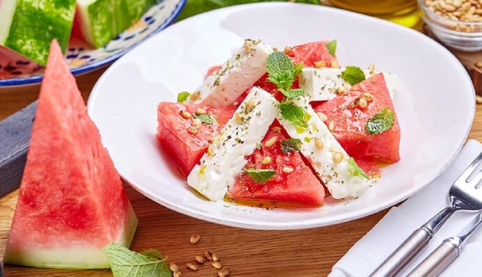 Пробуем арбуз с сыром фета: странный, но очень вкусный рецепт