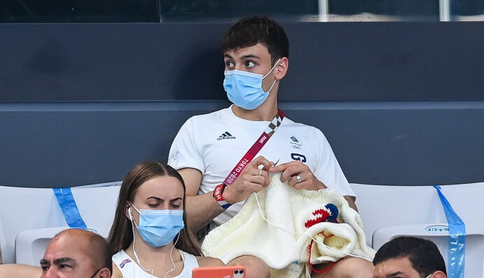 Олімпійський чемпіон Том Дейлі зв'язав светр для собаки прямо на трибуні - фото спортсмена стало хітом