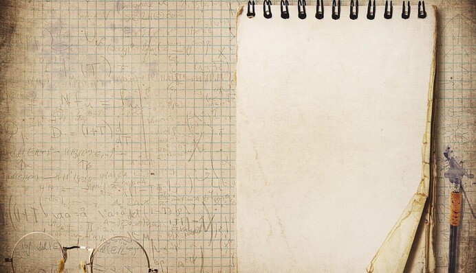 Семья затеяла ремонт и нашла под обоями послание в будущее - его автор еще жива и получила теплый привет