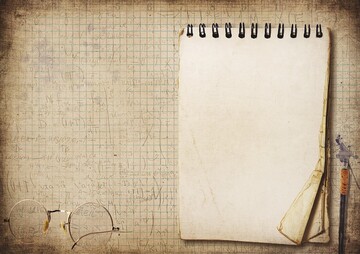 Семья затеяла ремонт и нашла под обоями послание в будущее - его автор еще жива и получила теплый привет