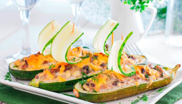Как приготовить вкусные лодочки из кабачков с фаршем: простой рецепт