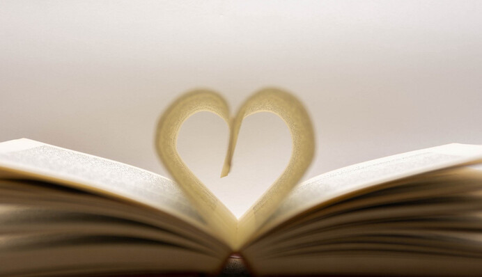 Студент переоделся своей девушкой, чтобы сдать за нее экзамен. Увы, романтика раскрыли