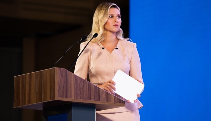 Елена Зеленская примерила оригинальный деловой костюм на форуме 