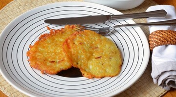 Як приготувати смачні оладки з баклажанів на сніданок: простий рецепт