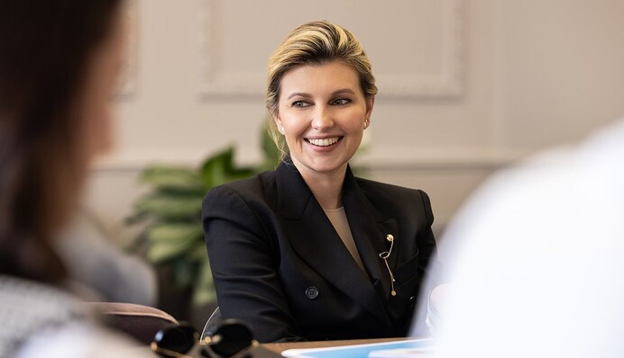 Олена Зеленська показала, як стильно носити брючний костюм з кедами - новий образ першої леді