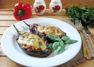 Як приготувати м'ясні човники з баклажанів в духовці: простий рецепт