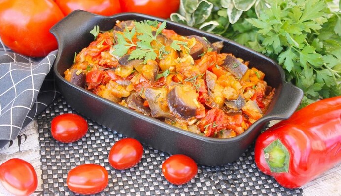 Как вкусно стушить баклажаны с помидором и луком: простой рецепт