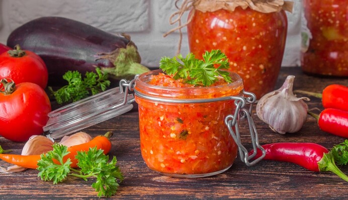 Как приготовить вкусную сырую аджику: самый быстрый рецепт