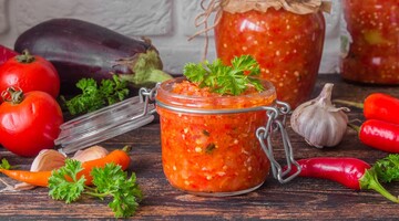 Як приготувати смачну сиру аджику: найшвидший рецепт