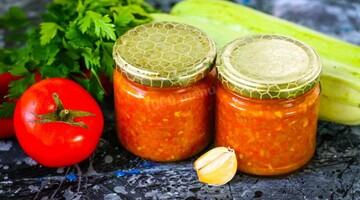 Як закрити смачну аджику з кабачків на зиму: простий рецепт