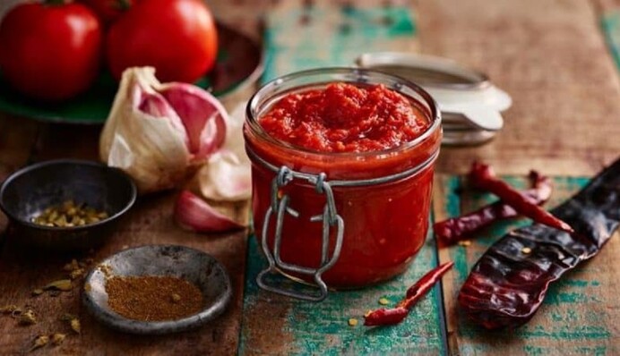 Как закрыть на зиму вкусный томатный соус Сацебели: простой рецепт