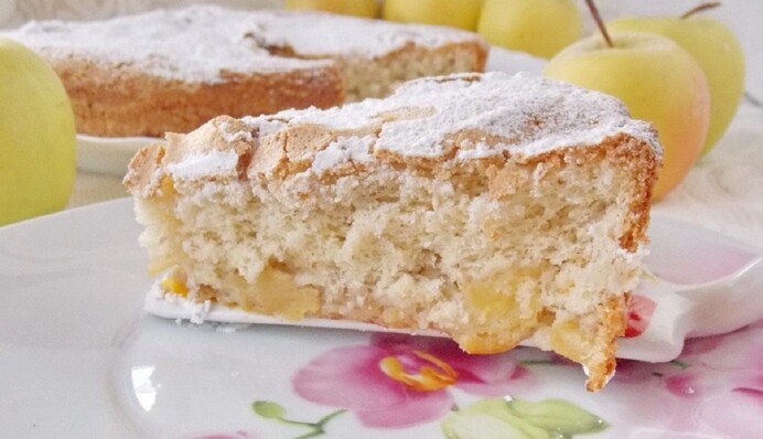 Печемо вдома швидку шарлотку з яблуком: простий рецепт до чаю