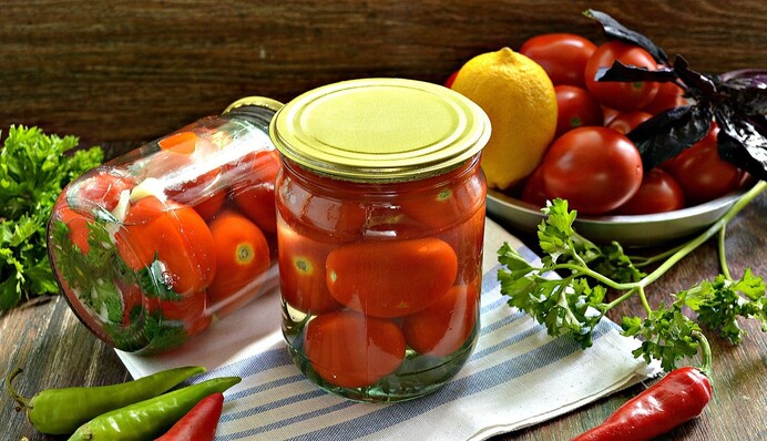 Закрываем на зиму помидоры, консервированные в зелени: простой рецепт