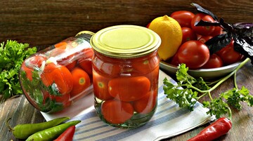 Закриваємо на зиму помідори, консервовані в зелені: простий рецепт