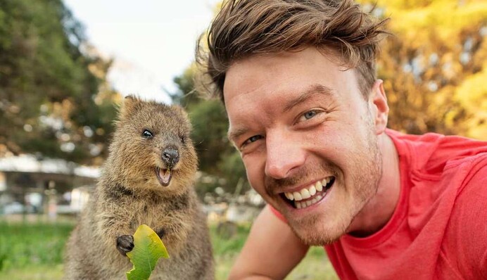 Фотограф путешествует по миру ради веселого селфи с животными - вот 10 лучших примеров