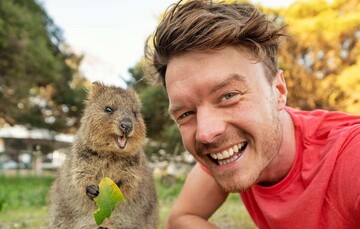 Фотограф путешествует по миру ради веселого селфи с животными - вот 10 лучших примеров