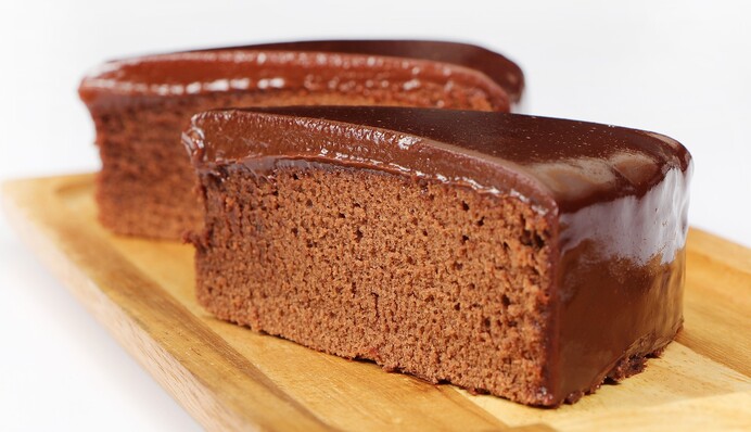 Как приготовить ароматные шоколадные коржи для торта: простой рецепт