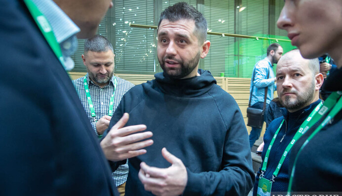 Диджей Арахамия и "комсомол Зеленского": как президентская партия взялась за молодежь