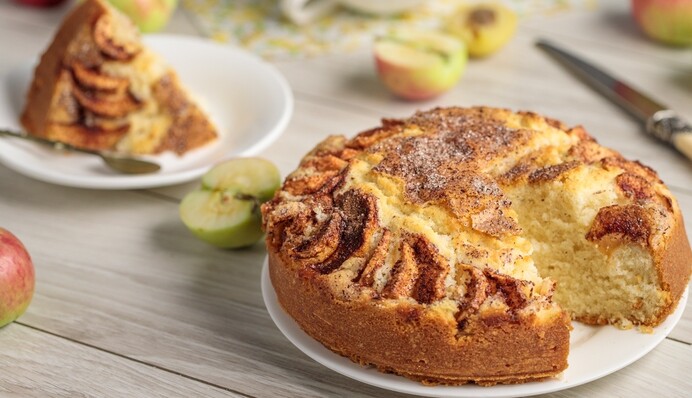 Как приготовить вкусный яблочный пирог на сметане: простой рецепт