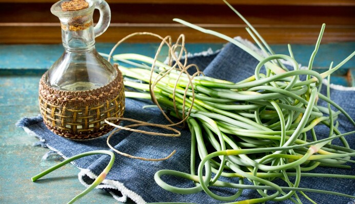 Закрываем на зиму маринованные стрелки чеснока: простой рецепт