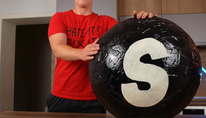 Блогер готовил 78-килограммовый Skittles и получил ожог лица: видео