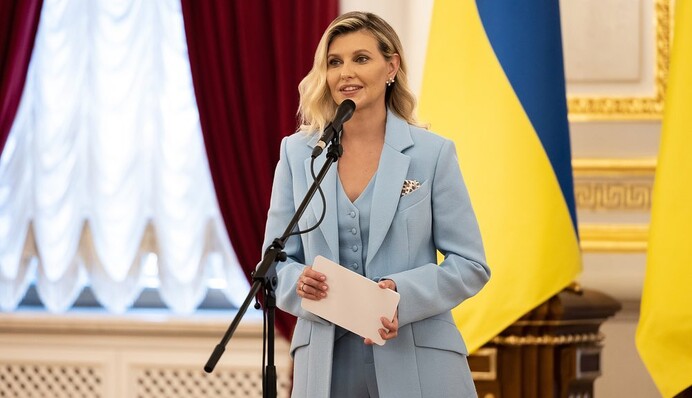 Елена Зеленская повторила свой стильный монолук в голубых тонах: фото