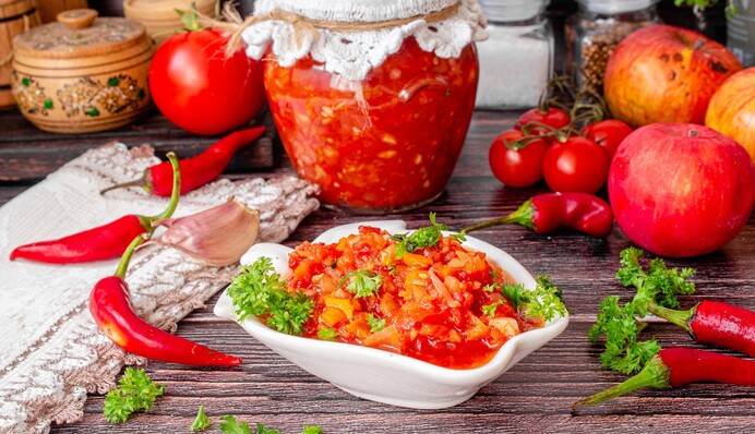 Як закрити смачну аджику з яблуками: ідеальний рецепт до м'яса