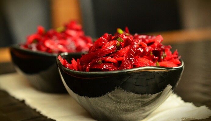 Закрываем на зиму ароматный салат из свеклы: простой рецепт