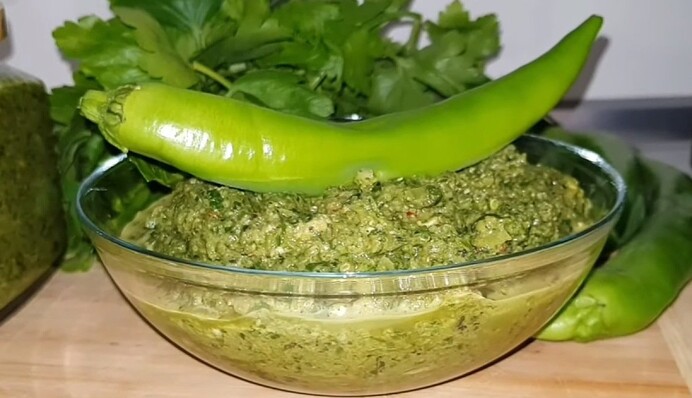 Закрываем на зиму оригинальную зеленую аджику: простой рецепт закуски