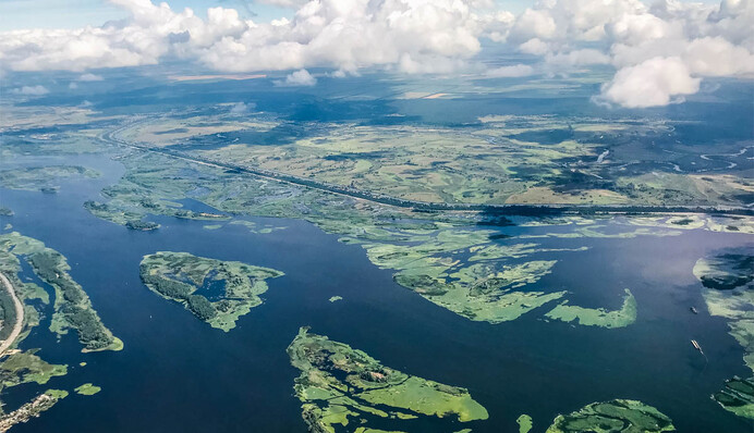 Дніпро зеленіє, ріки висихають: як Україна опинилася на межі водної катастрофи