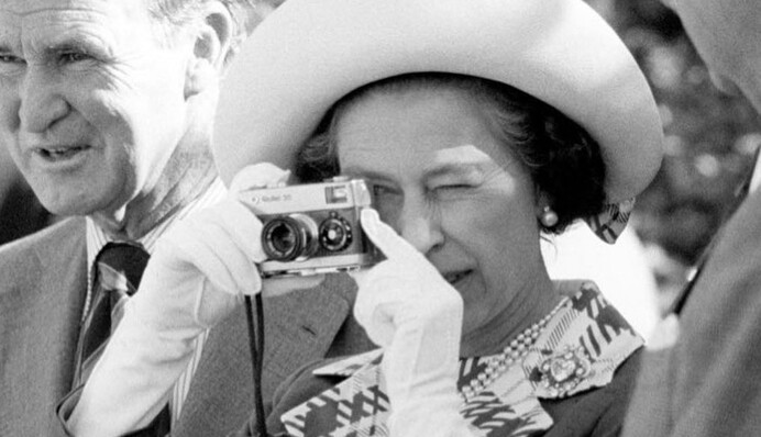 Букингемский дворец показал редкие фото королевы Елизаветы II с фотоаппаратом