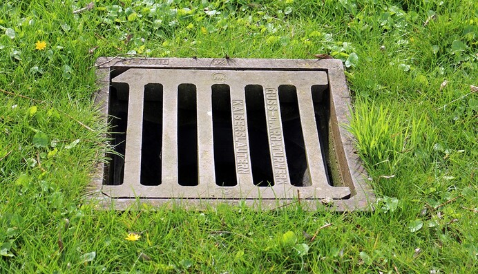 Супруги обнаружили под ковром в спальне секретный люк и узнали причину неприятного запаха: видео