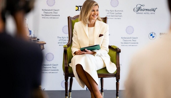 Елена Зеленская появилась на праздновании Дня независимости в скромном белом наряде: фото