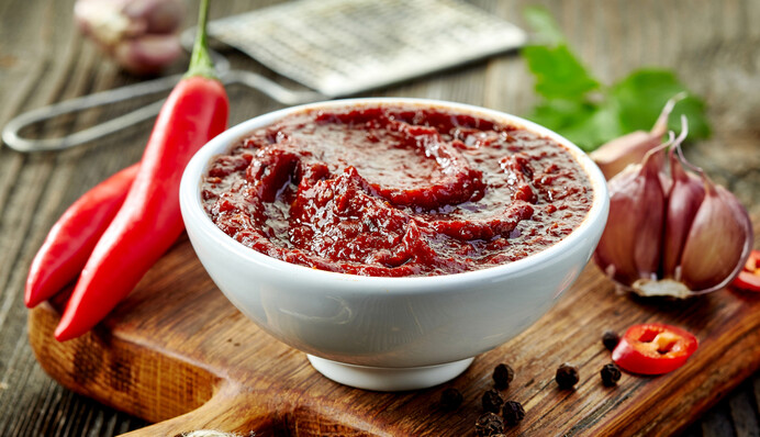 Как закрыть вкусную аджику по-абхазски: быстрый рецепт