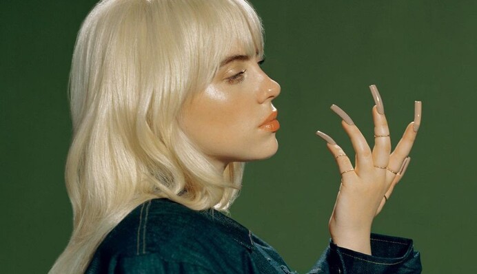 Билли Айлиш продолжает эксперименты с волосами - певица сделала короткую стрижку