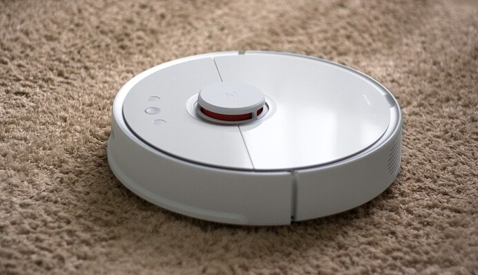 Що якщо залишити собак наодинці з роботом-пилососом: домашня камера зняла кумедне відео