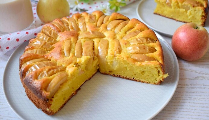 Как приготовить вкусную творожную шарлотку с яблоками: простой рецепт