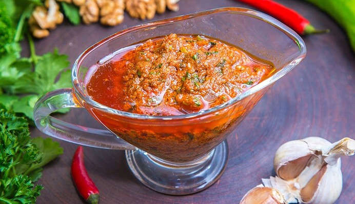 Як закрити смачну аджику з баклажанів: простий рецепт