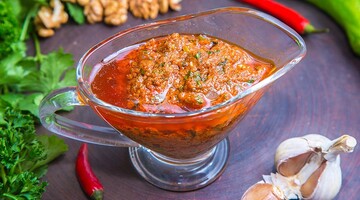 Як закрити смачну аджику з баклажанів: простий рецепт