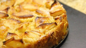 Як спекти смачну шарлотку з яблуками по-французьки: простий рецепт