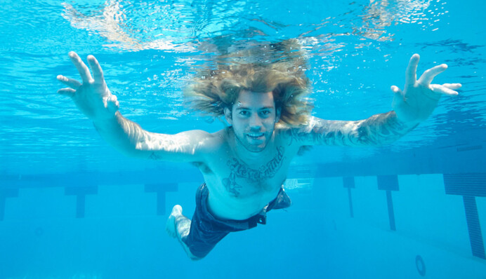 Малыш с легендарной обложки Nirvana вырос и подал на группу в суд за сексуальную эксплуатацию