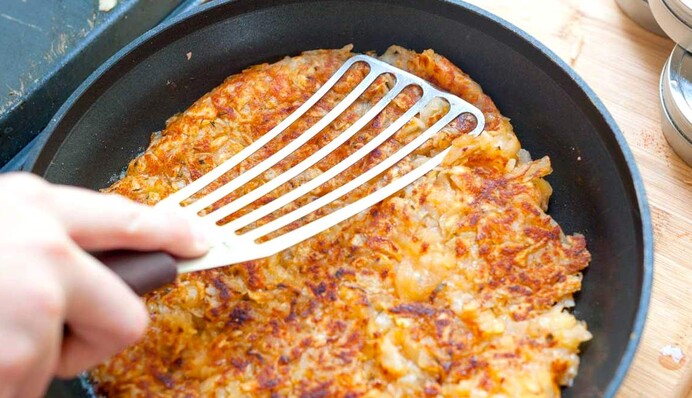 Как приготовить большие драники с начинкой из зелени и сыра