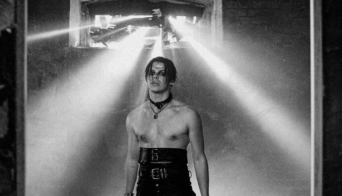 Режисер з Одеси зняла кліп для британського співака Yungblud на його трек Fleabag: відео