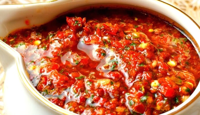 Как закрыть вкусную аджику из соленых огурцов: простой рецепт