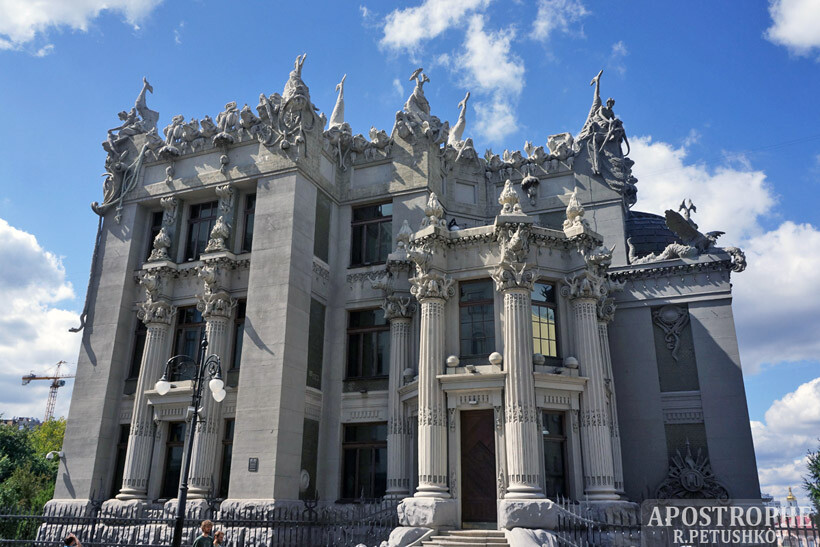 Найцікавіші будівлі Києва: будинок з привидами, літаюча тарілка і мальовничі замки