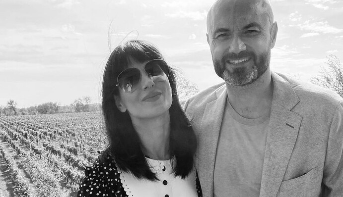 Маша Єфросиніна поділилася ніжним фото з чоловіком на честь 18-ї річниці весілля: З бірюзою, my love