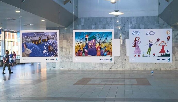 Учиться здорово! На железнодорожном вокзале ко Дню знаний открылась выставка рисунков от Музея детского творчества